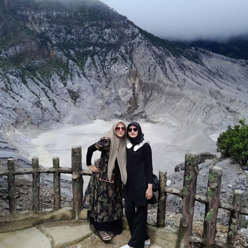 Salah satu dari 15 Tempat Wisata di Pulau Jawa Yang Paling Hits dan Wajib Dikunjungi, Gunung Tangkuban Perahu.