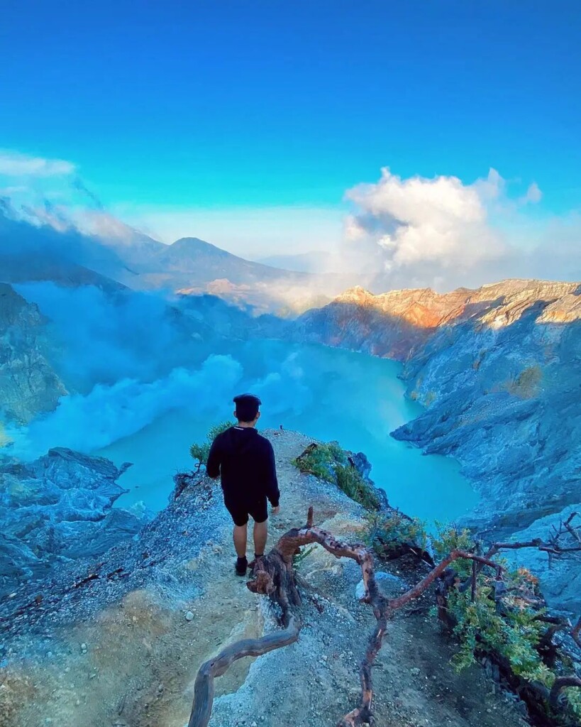 Salah satu dari 15 Tempat Wisata di Pulau Jawa Yang Paling Hits dan Wajib Dikunjungi, Kawah Ijen.