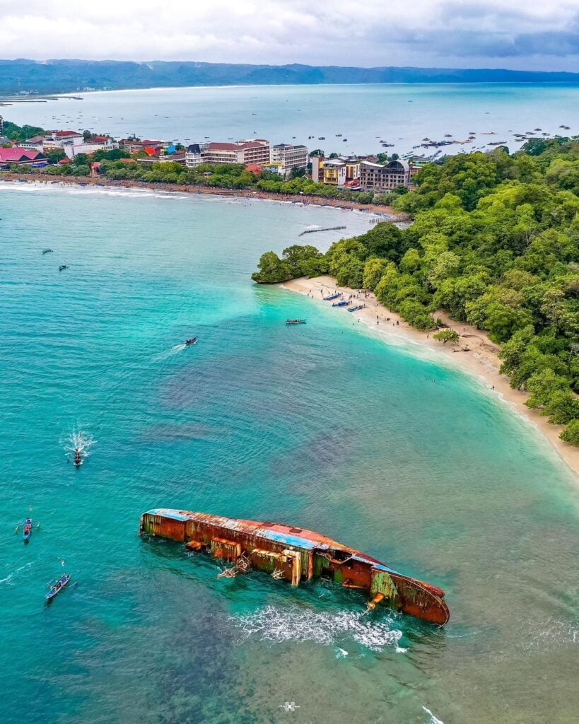 Salah satu dari 15 Tempat Wisata di Pulau Jawa Yang Paling Hits dan Wajib Dikunjungi, Pantai Pangandaran.