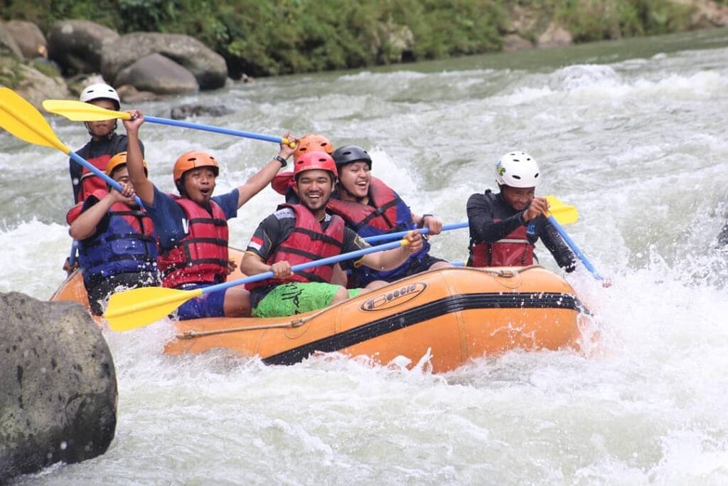 Salah satu Tempat Wisata di Banten, Arung Jeram di Sungai Ciberang