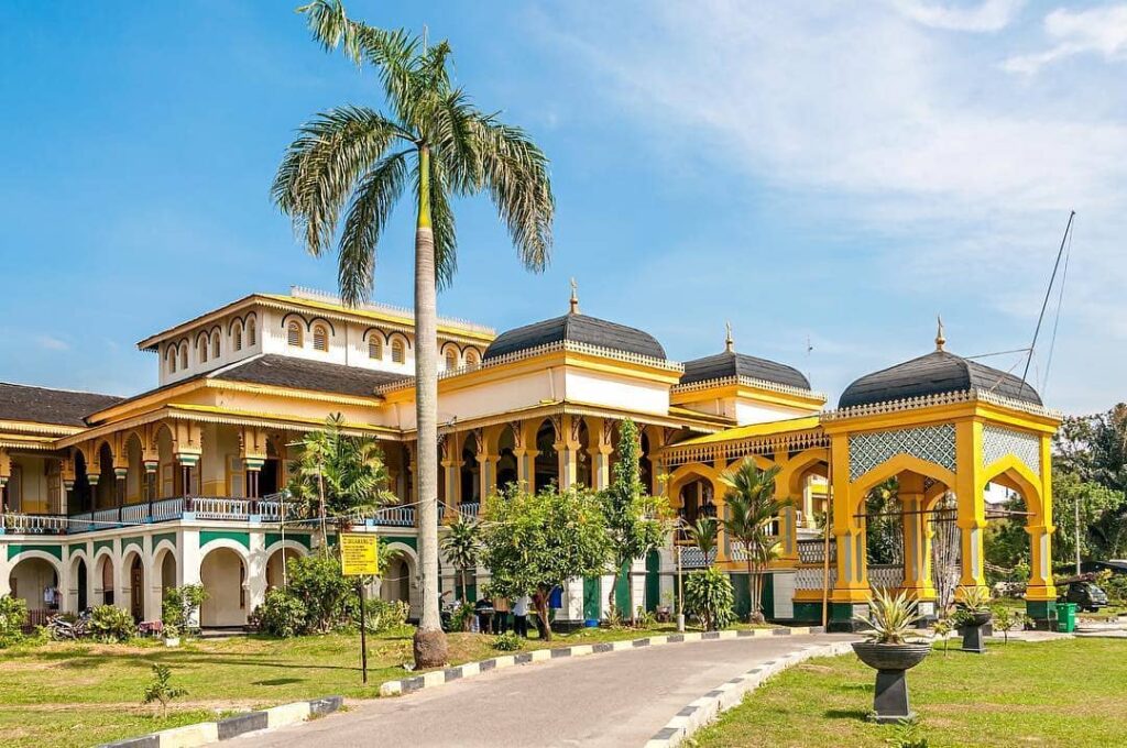 Salah satu Tempat Wisata di Medan, Istana Maimun