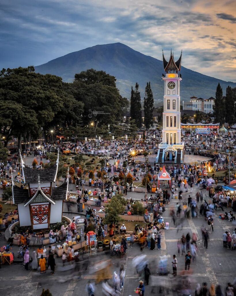 Salah satu tempat wisata di padang Sumatra Barat, Jam Gadang