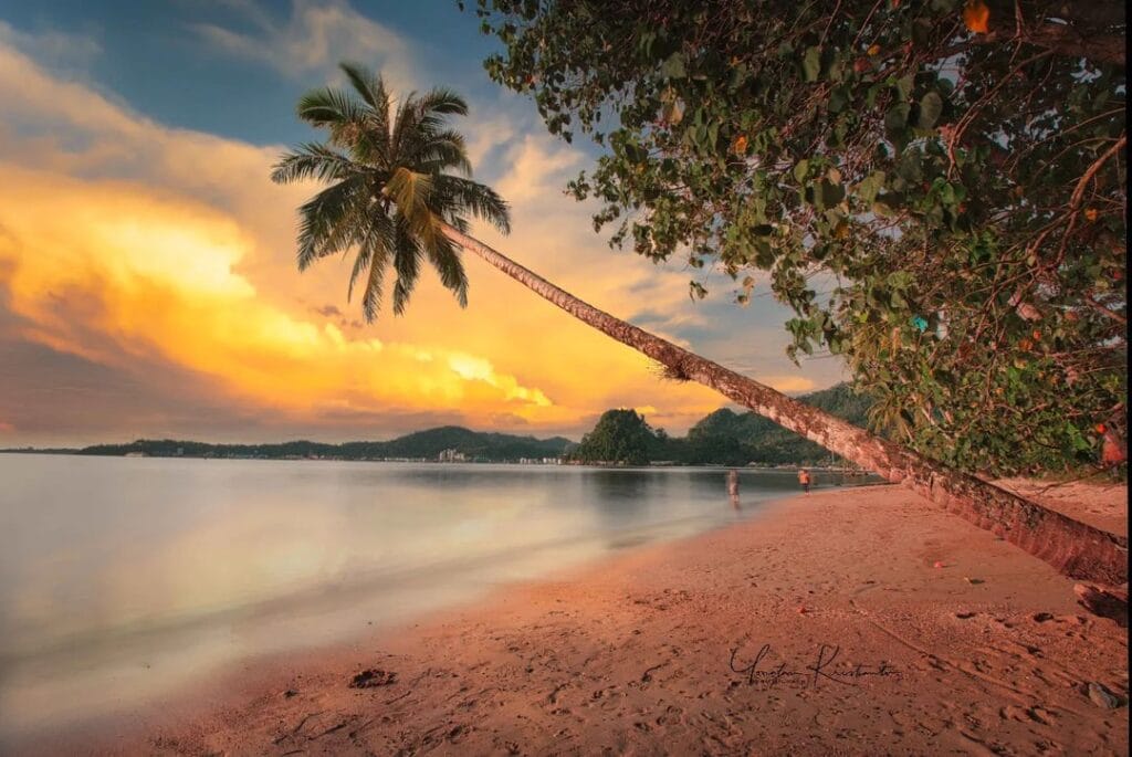 Salah satu tempat wisata di padang Sumatra Barat, Pantai Nirwana